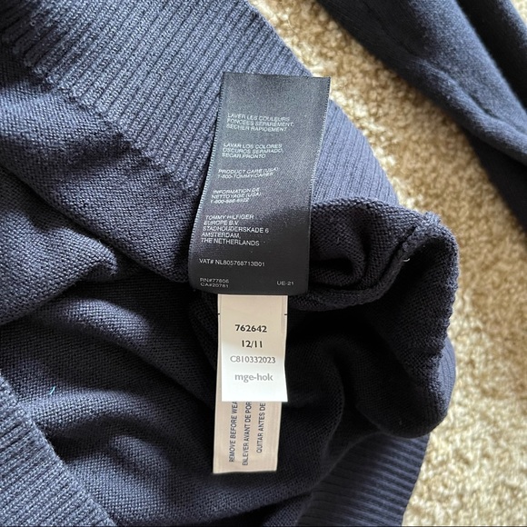 Tommy Hilfiger ESSENTIAL V-NECK SWEATER! Dark Blue! Size M ! Newer Worn!🔥👌🏾 - Picture 8 of 9